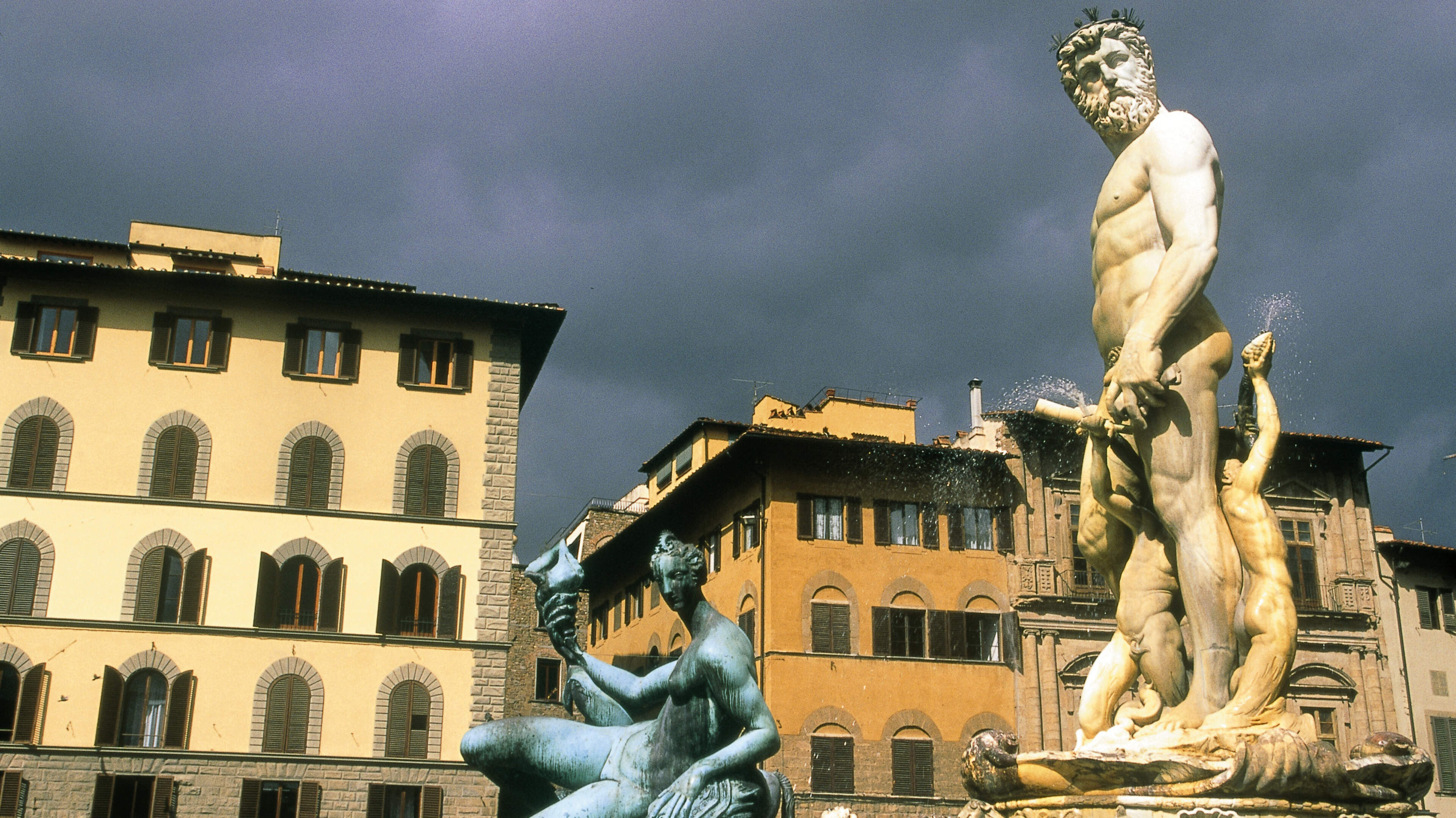 Vrouw veroorzaakt tijdens vrijgezellenfeest voor 5000 euro aan schade door monument te vernielen